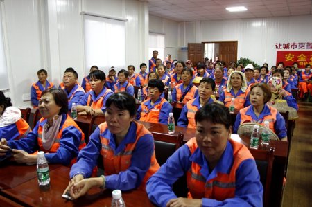 集團公司黨支部組織一線員工集中觀看《厲害了，我的國》